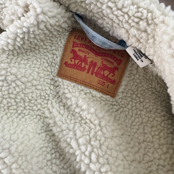 Levi's Men's Light Blue Denim Jacket with Cream Sherpa Collar - Picture 6 of 8